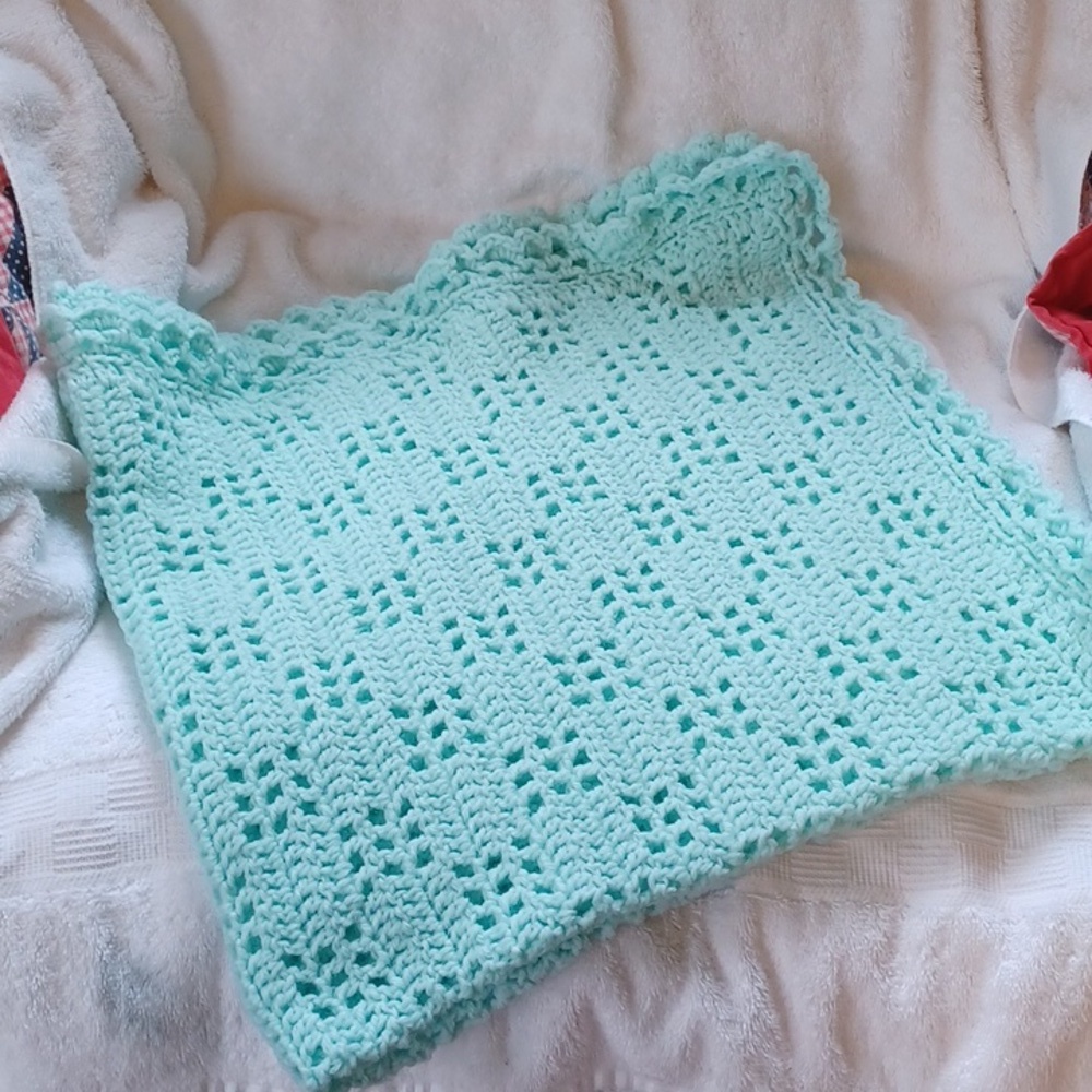 Handcrafted baby blanket throw green 38x41 inches - Picture 3 of 5